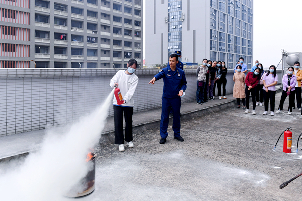 区档案馆工作人员现场学习如何使用灭火器灭火.jpg