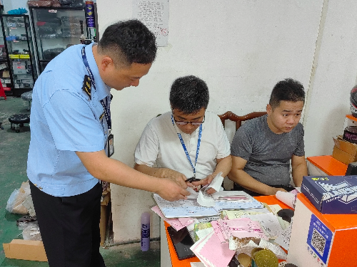 图：荔湾区市场监管局执法人员现场固定相关证据材料，出具执法文书.jpg