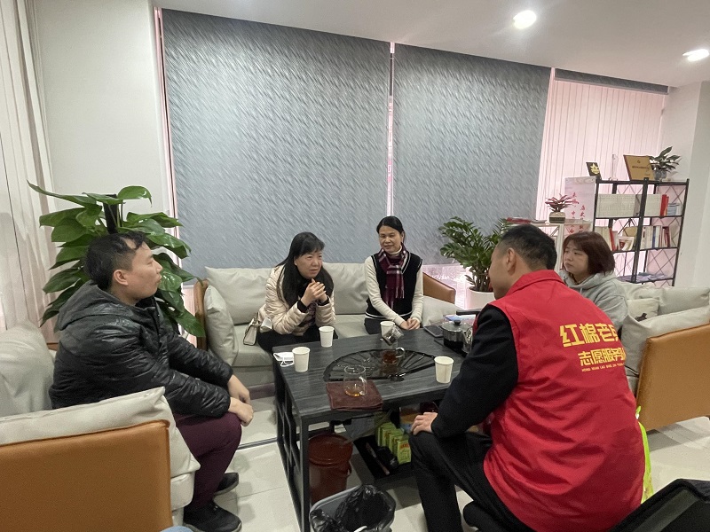 市权益维护中心副主任黄燕玲慰问红棉老兵杨班长工作室负责人杨献伟.jpg