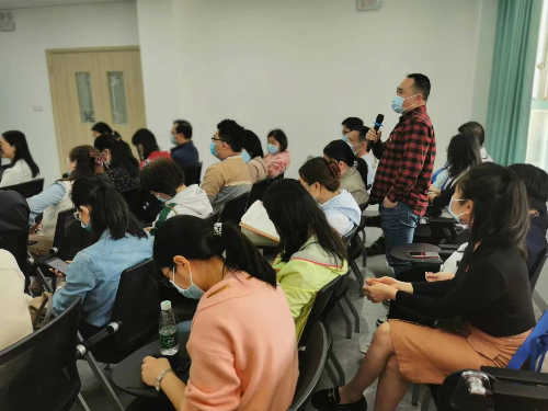 （图：与会党员进行工作经验交流分享）2.jpg