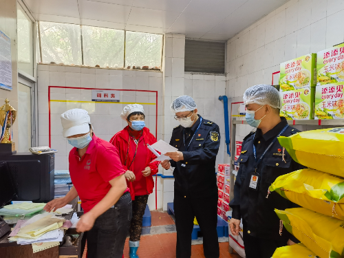 图：执法人员进行进货查验.jpg