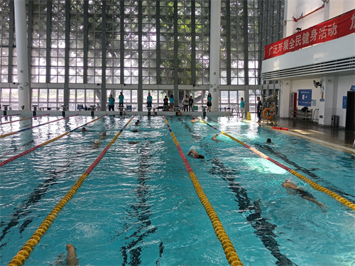 图：开展水中技能操练（水中赴救）.jpg