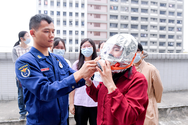 区消防救援大队专家现场教学如何正确佩戴防毒面罩.jpg