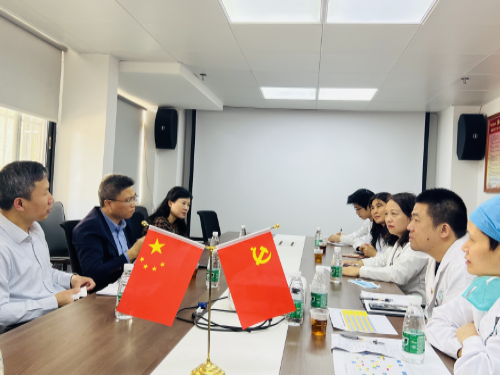 （图：荔湾区卫健局党组成员、副局长彭荣春听取“加强规范优质服务，推动中心高效发展”工作汇报）.png