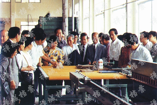 10、1993年10月，港澳乡亲参观石湾陶瓷厂。.jpg