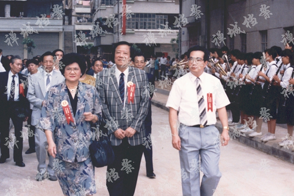 5、1990年10月21日，旅港商人苏家荣（前排中）与夫人苏李秀英（前右一）到石湾区参加苏李秀英图书馆奠基典礼。.jpg