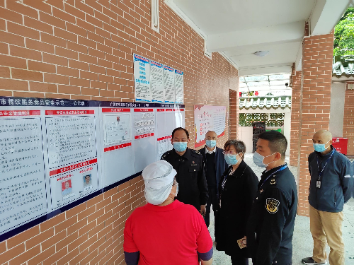 图：执法人员指导校园餐饮从业人员规范工作.jpg
