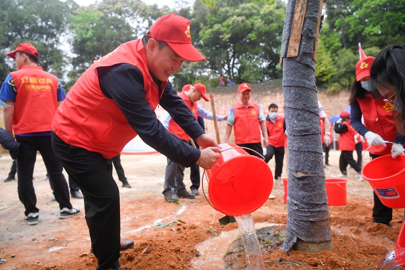 红棉老兵志愿服务联合会会长植树.jpg