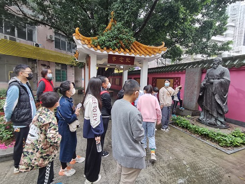 工作人员讲述陆贾出使南越劝说赵佗归汉的故事.jpg