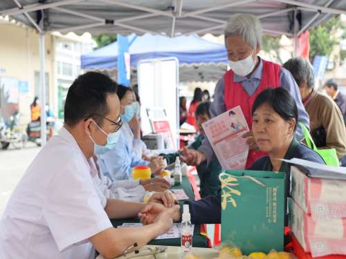 中南街：公共卫生委员会开展卫生健康宣传活动（组图2）.png