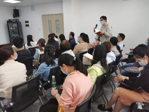 （图：与会党员进行工作经验交流分享）.jpg