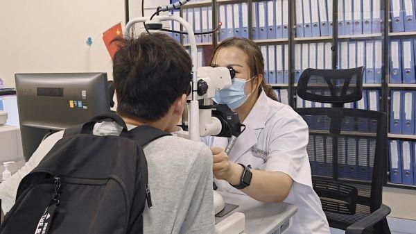 《走近眼科医生》特辑 | 青少年近视防控科刘巧萍:守护孩子视界的“光明使者” 《走近眼科医生》特辑 | 青少年近视防控科刘巧萍:守护孩子视界的“光明使者”