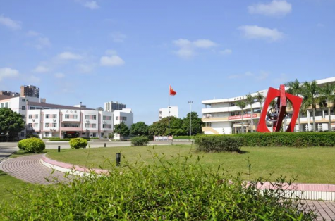再添两席!佛山市季华中学六位正高级名师领航! 再添两席!佛山市季华中学六位正高级名师领航!