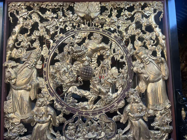 佛山市狮子滚绣球贴金双面镂空木雕座屏